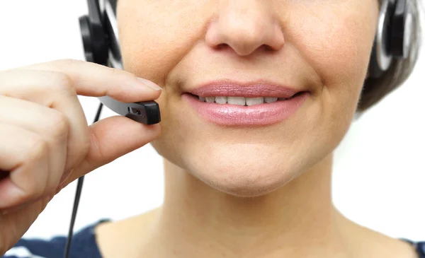 Lachende vrouw met hoofdtelefoon geïsoleerd in callcenter — Stockfoto