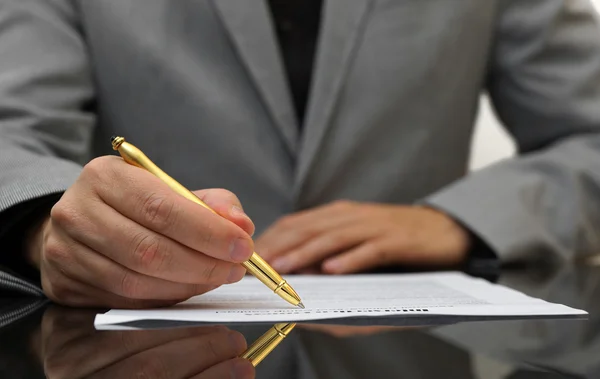 Empresário está cumprindo e assinando contrato — Fotografia de Stock