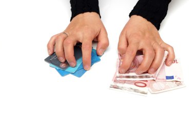 Aç gözlü kadın, kredi kartları ve para kapma