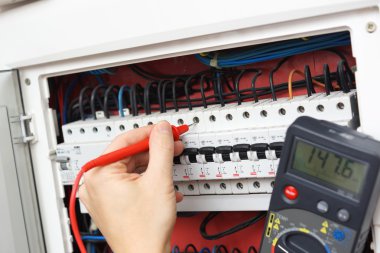 Elektrikçi elektrik sw, multimetre prob ile el