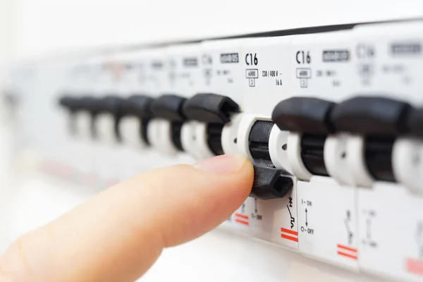 Man turning off the fusebox — Stock Photo, Image