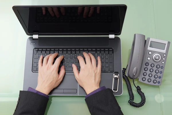 Zakenman werken in moderne kantoor op laptop — Stockfoto