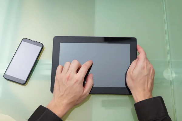 タブレット付きのビジネスマンの手 — ストック写真