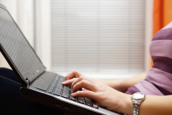 Mujer escribiendo en el ordenador portátil PC, mujer usando el ordenador sentado en el — Foto de Stock