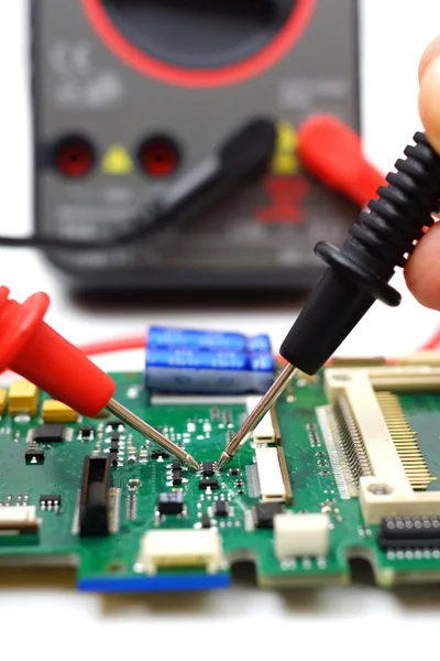 Ingeniero está comprobando componente electrónico — Foto de Stock