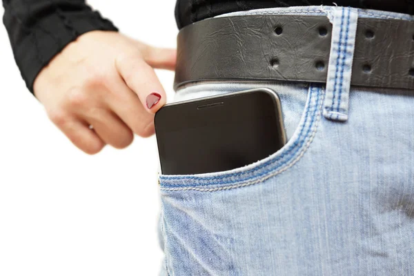 Velké mobilní telefon v kapse džíny žena — Stock fotografie
