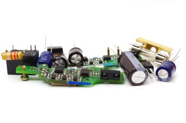 Beyaz arka plan üzerinde izole elektronik yedek bileşenler
