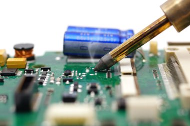 elektrik mühendisi, baskılı devre kartı üzerinde lehimleme