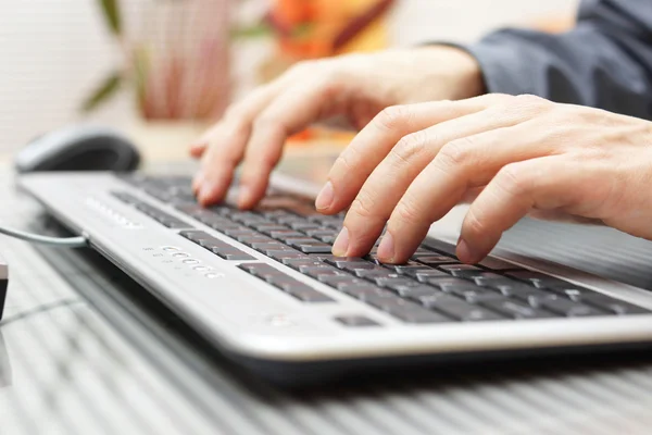 Businessman  is typing on keyboard — Stock Photo, Image