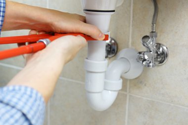 erkek tesisatçı sabitleme sel