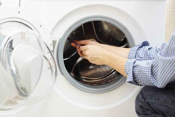 Handyman reparar uma máquina de lavar roupa — Fotografia de Stock