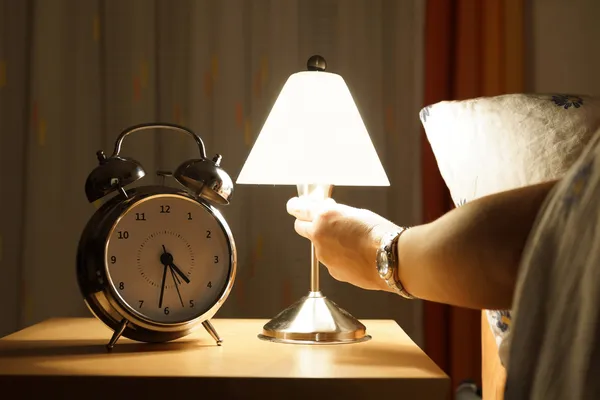 Mitten in der Nacht aus dem Bett — Stockfoto