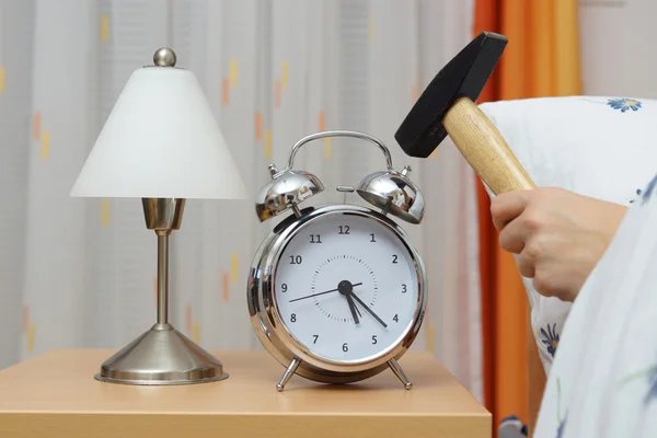 Smashing Reloj despertador con martillo — Foto de Stock