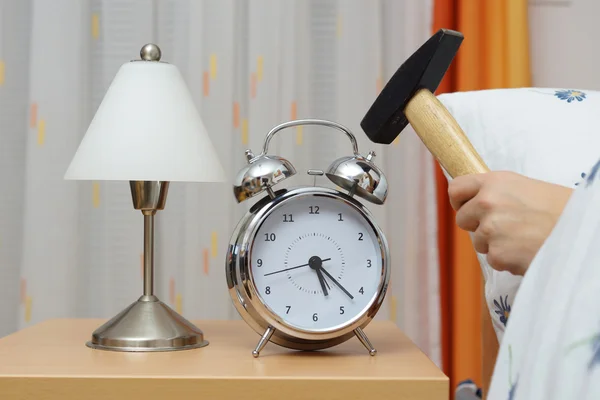 Wecker mit Hammer zerschlagen — Stockfoto