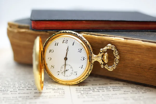 Reloj de bolsillo con libros antiguos — Foto de Stock