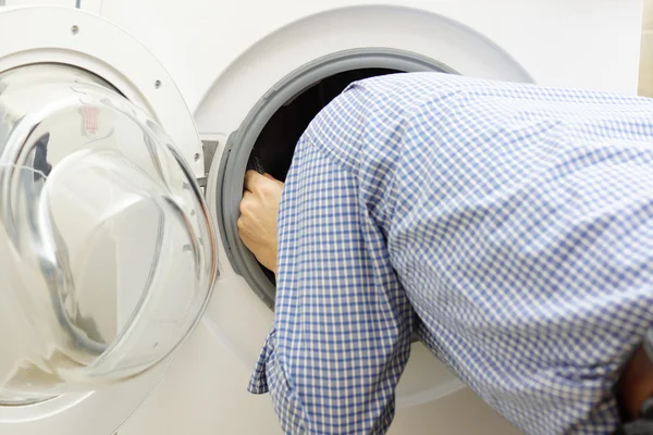 Handyman reparar uma máquina de lavar roupa — Fotografia de Stock