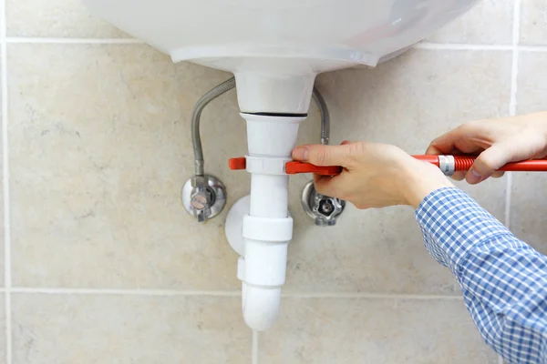 Plumber at work — Stock Photo, Image