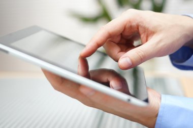 Elinde dijital tablet bulunan işadamı, kapat