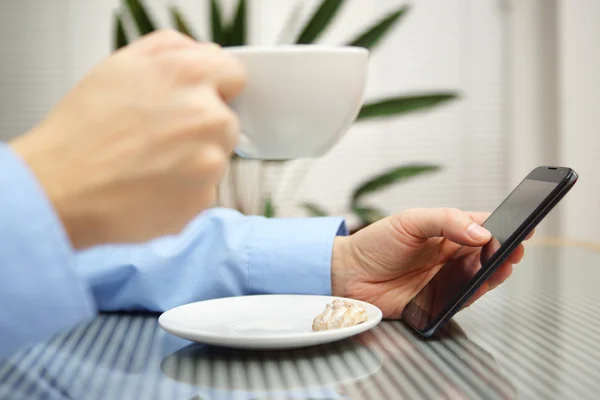 Üzletember, modern mobiltelefon használata, és kávét iszik. mobi — Stock Fotó