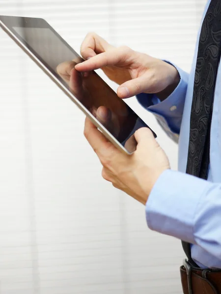 Uomo d'affari in piedi e al lavoro su tablet digitale, primo piano — Foto Stock