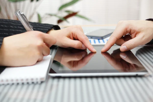 Kvinna och man arbetar med digitala tablett på affärsmöte i — Stockfoto