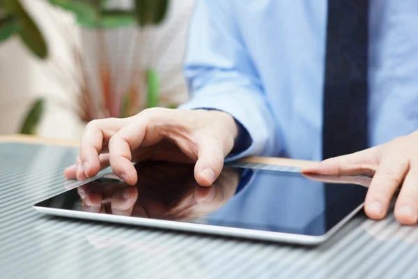 Hombre de negocios trabajando en tableta digital, primer plano — Foto de Stock