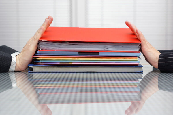 Концепция отложенной работы. Мужчина и женщина толкают файлы и папки
