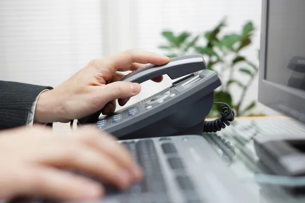 L'uomo d'affari risponde al telefono — Foto Stock