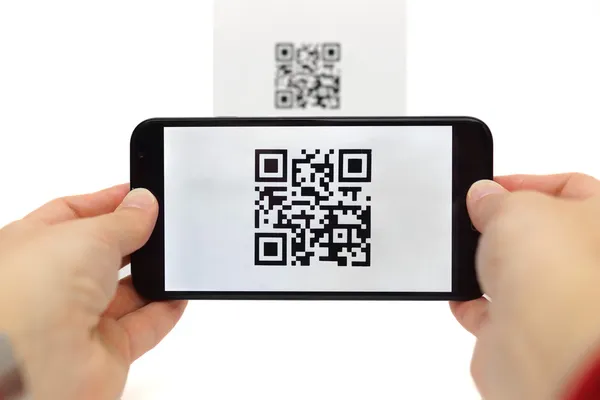 Digitalização de código QR com telefone inteligente móvel — Fotografia de Stock