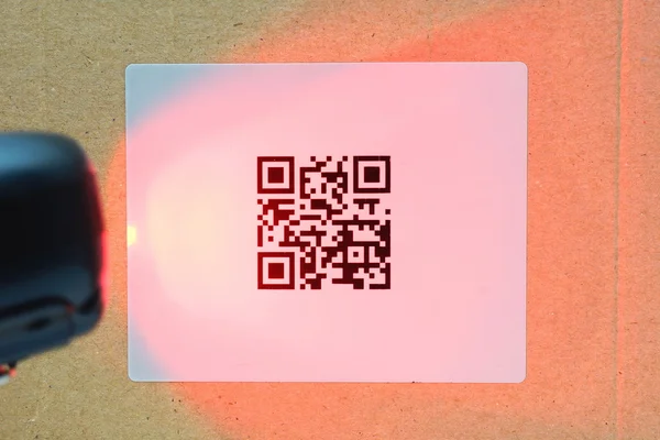 Scanning QR code — Stock Photo, Image