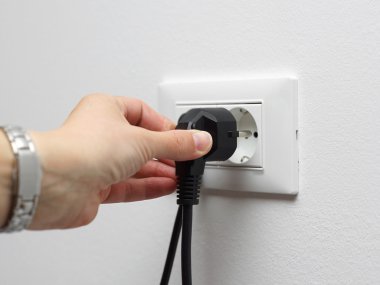 Elektrik tasarruf kavramı, kadın socke fiş takılı değil
