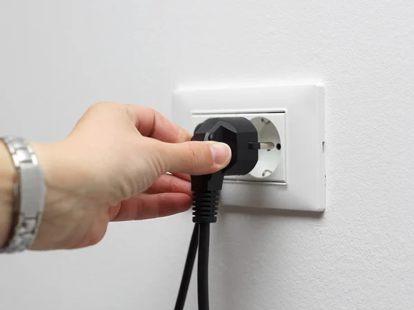 Conceito de economia de eletricidade, mulher desconectada ficha do socke — Fotografia de Stock