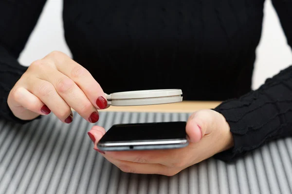 Frau kann kleinen Text auf Handy nicht ohne Lupe lesen — Stockbild Frau kann nicht lesen kleinen Text auf Handy ohne Lupe gl — Stockfoto
