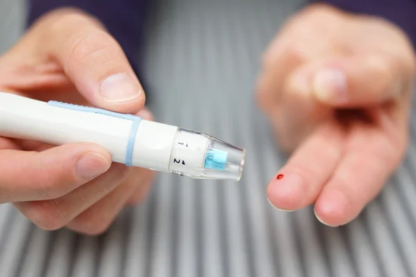 Buik van vrouw met behulp van Schedellozen op vinger — Stockfoto