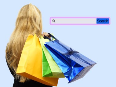 Arama çubuğu ile alışveriş torbaları tutan kız. Internet kavramı