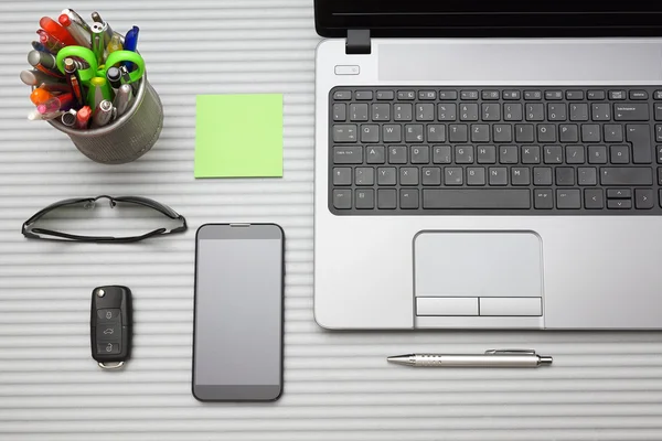 Bureau moderne avec accessoires de travail, vue sur le dessus — Photo