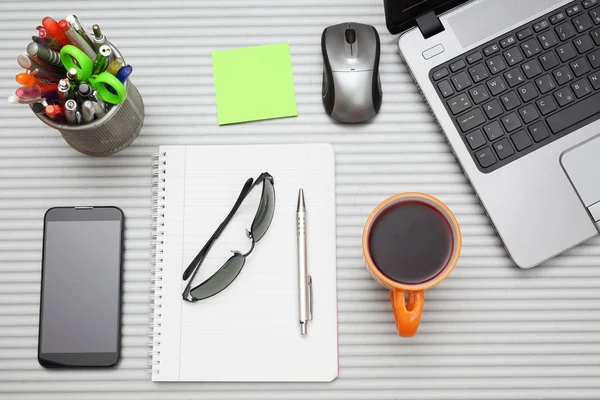 Escritorio de oficina con portátil con accesorios de negocios y taza de té —  Fotos de Stock