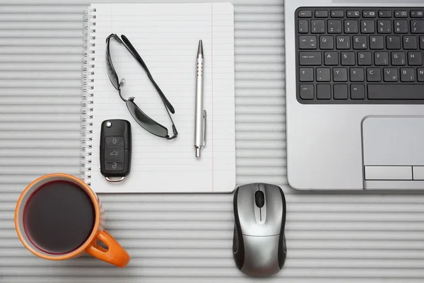 Posto di lavoro, laptop e blocco note sul tavolo moderno — Foto Stock
