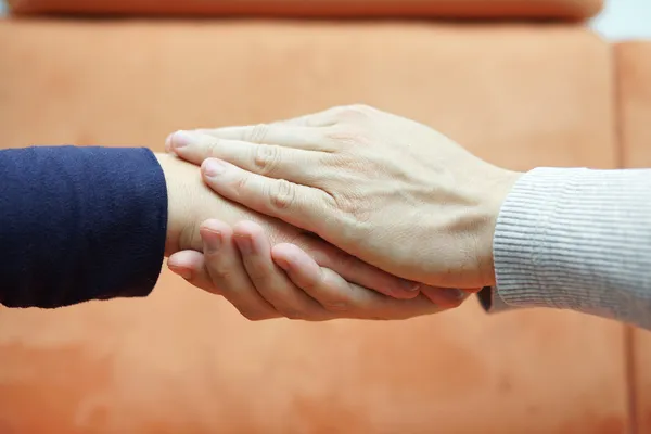 Manos de hombre sosteniendo la mano de mujer por ambos lados. Compasión y — Foto de Stock