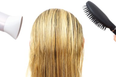 fön ve saç tarağı kullanan kadın