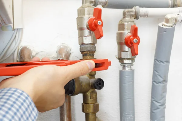 Plumber fixing pipe system — Stock Photo, Image