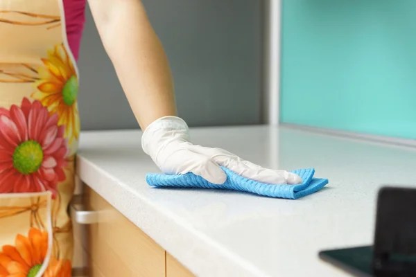 Mujer usando delantal de limpieza Cocina contador —  Fotos de Stock