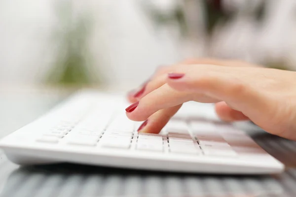 Female fingers typing on white keyboard — Stock Photo, Image