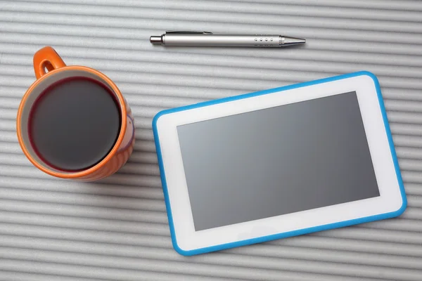 Blick von oben auf Tablet-PC und Tasse Tee — Stockfoto