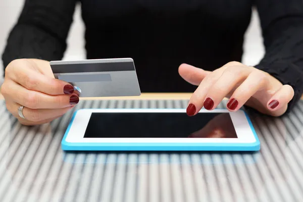 Kvinna använder kreditkort för på linje shopping — Stockfoto