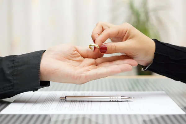 Mujer le devolvió el anillo de bodas al marido. Concepto de divorcio —  Fotos de Stock