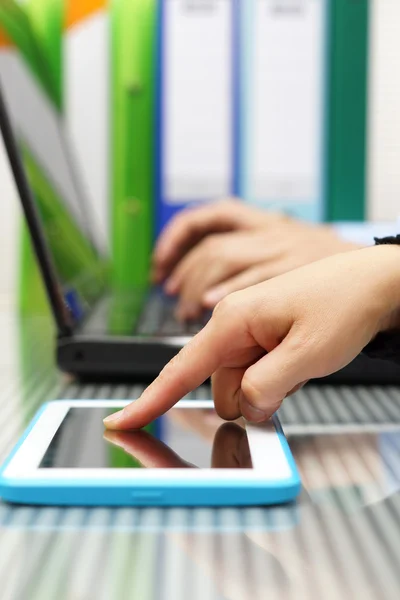 Gruppe von Geschäftsleuten, die im Büro arbeiten — Stockfoto