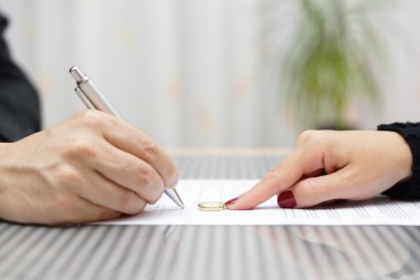 Kocası boşanma anlaşması ve kadın imzalama uzak RI ayıklayacaktır itmek