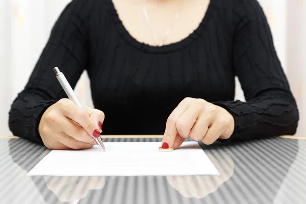 Γυναίκα υπογράφει απόφαση διαζυγίου女人签署离婚法令 — 图库照片