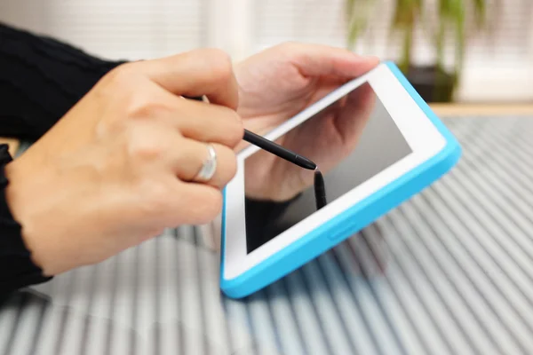 Primo piano della donna che lavora con penna su tablet pc — Foto Stock